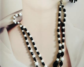 Conjunto de collar y pendientes con cuentas de vidrio negro y leche de los años 50