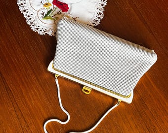 Bolso vintage de malla metálica color marfil sin marca, años 60 y 70, esmaltado, estilo retro Glomesh Oroton.