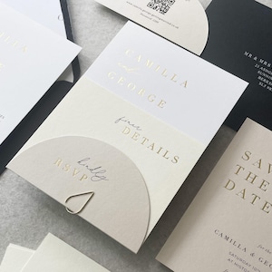 Puede incluir: Elegante juego de papelería de boda con letras doradas. Incluye invitaciones, tarjetas RSVP y tarjetas de guardar la fecha. El diseño presenta los nombres "Camilla & George" en una paleta de colores neutros.