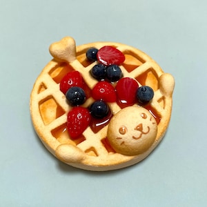 Waffel-Robbe mit gemischten Beeren und Ahornsirup, Polymer Clay Food Figur