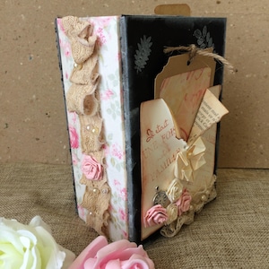 Fotoalbum Shabby Chic in Form einer Box mit drei kleinen Flugblättern sehr romantisch "vertreibt die Zeit