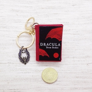 Personalisierte Buch Schlüsselanhänger Dracula, Bram Stoker, Taschen Zubehör, Schlüsselanhänger Libretti