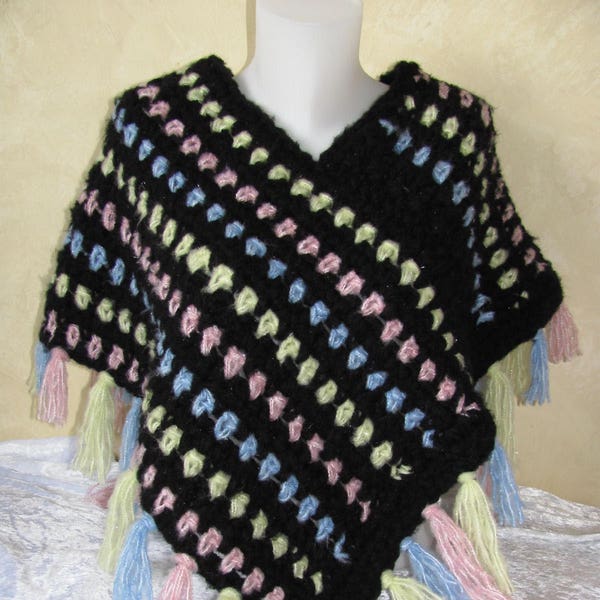 Poncho femme tricoté main au crochet en laine douce rayures et franges