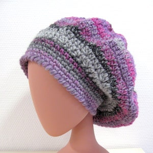 Béret mauve et gris pour femme tricoté main au crochet en laine douce avec joli motif ajouré image 1