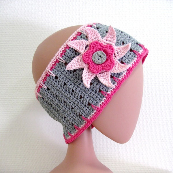 Bandeau large serre-tête tricoté main au crochet en coton gris et rose avec grande fleur étoilée