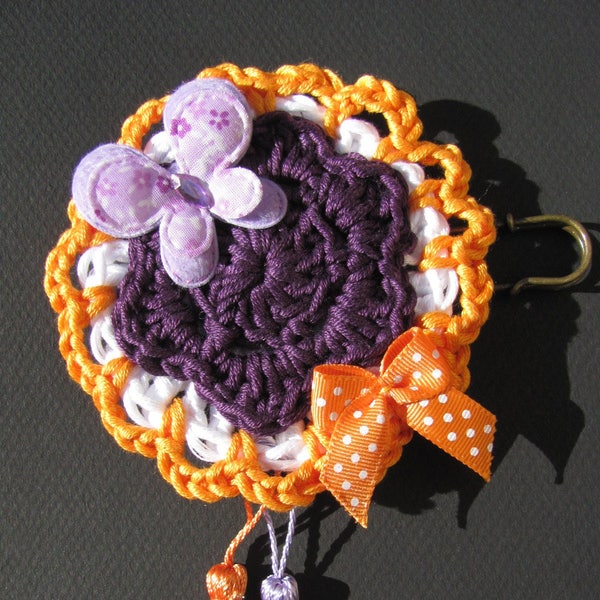 Broche en forme de fleur faite main au crochet en coton prune et orange