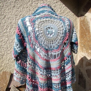 Women&#39;s long, short-sleeved cardigan, hand-knitted in pink and blue cotton, crochet, mandala pattern and large collar
