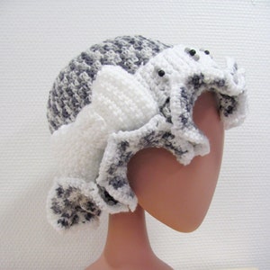 Blue and white hat with wavy brim and pretty bow for women, hand-knitted in crochet in wool and wooden beads