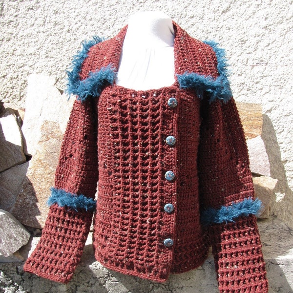 Veste manches longues boutonnage côté pour femme tricotée main au crochet laine rouge brique