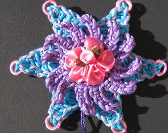 Broche en forme de soleil faite main au crochet en coton bleu et mauve