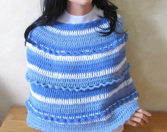 Poncho court bleu et blanc façon mohair tricoté main au crochet