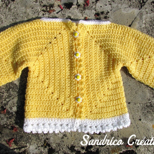 Gilet laine tricoté main au crochet jaune blanc bébé 24 mois petite fleur