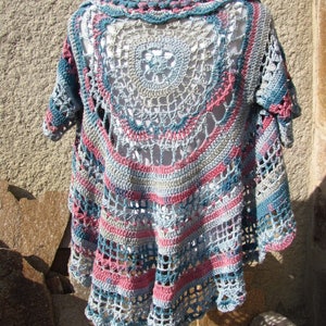 Gilet long à manches courtes pour femme tricoté main au crochet en coton rose et bleu motif mandala et grand col image 2