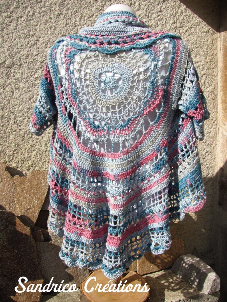 Gilet long à manches courtes pour femme tricoté main au crochet en coton rose et bleu motif mandala et grand col image 2