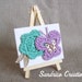 Mini toile sur son chevalet en bois avec décorations au crochet papillon mauve fleur verte