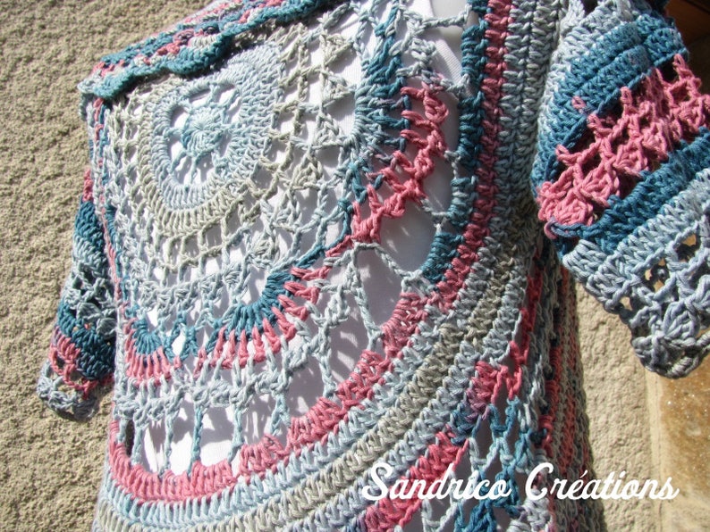 Gilet long à manches courtes pour femme tricoté main au crochet en coton rose et bleu motif mandala et grand col image 8