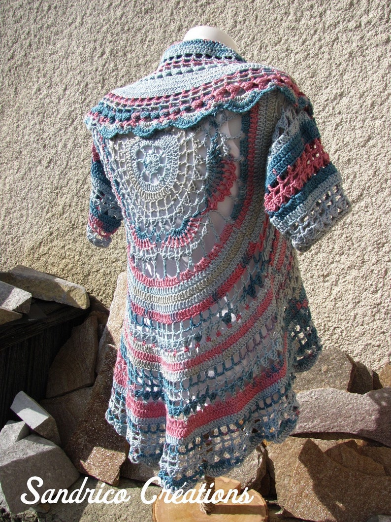 Gilet long à manches courtes pour femme tricoté main au crochet en coton rose et bleu motif mandala et grand col image 7