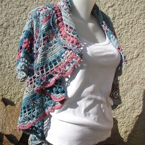 Gilet long à manches courtes pour femme tricoté main au crochet en coton rose et bleu motif mandala et grand col image 5