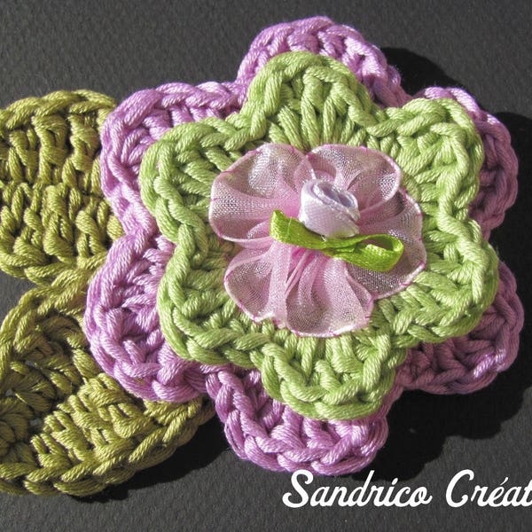 Broche en forme de fleur faite main au crochet en coton mauve et vert