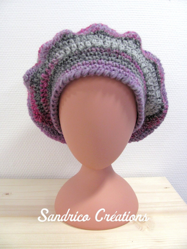 Béret mauve et gris pour femme tricoté main au crochet en laine douce avec joli motif ajouré image 2