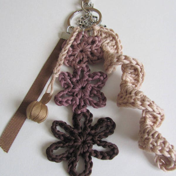 Joli porte-clefs beige et marron tricoté main au crochet en pur coton fleur et ruban