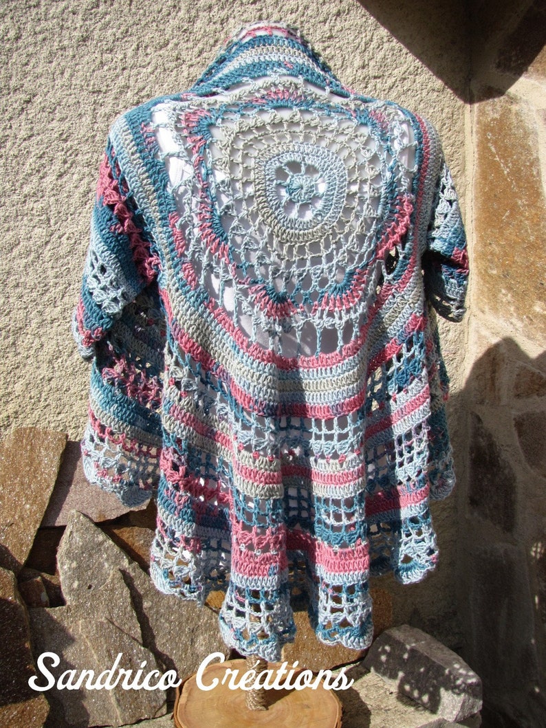 Gilet long à manches courtes pour femme tricoté main au crochet en coton rose et bleu motif mandala et grand col image 1