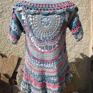 Gilet long à manches courtes pour femme tricoté main au crochet en coton rose et bleu motif mandala et grand col image 6