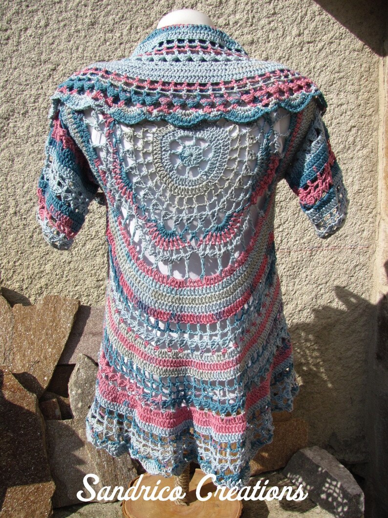 Gilet long à manches courtes pour femme tricoté main au crochet en coton rose et bleu motif mandala et grand col image 6