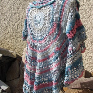 Gilet long à manches courtes pour femme tricoté main au crochet en coton rose et bleu motif mandala et grand col image 3
