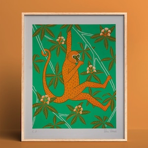 Könnte beinhalten: Ein gerahmter Druck eines stilisierten orangen Affen, der an einem Ast in einer grünen Dschungelumgebung hängt. Der Affe ist in einem einfachen, grafischen Stil mit weißen Umrissen dargestellt. Der Druck ist unten rechts mit "Alice Clemens" signiert.