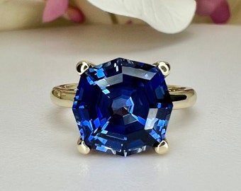 Op de afbeelding: Een gouden ring met een grote, diepblauwe, achthoekige edelsteen.