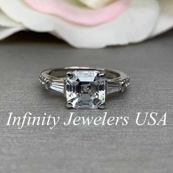 Anillo de compromiso de moissanita con corte Asscher y baguettes