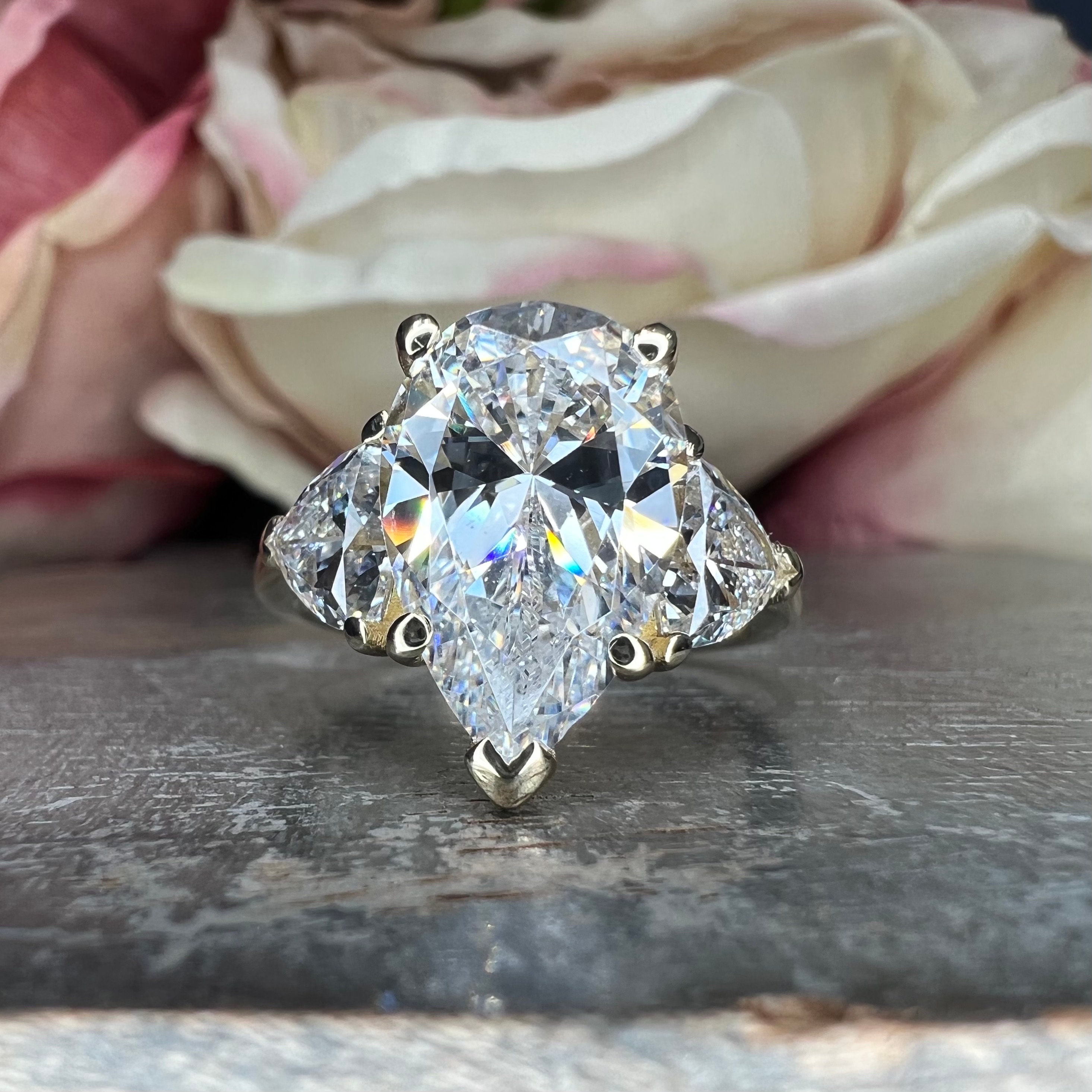 Anillo de compromiso con forma de pera y detalles de trillón, anillo de boda  con forma de pera para mujer, anillo de tres piedras con diamante simulado  en oro blanco de 14k #, image size:2931x2931