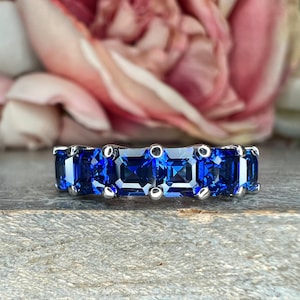 Alianza de media eternidad con zafiro azul de seis piedras, oro blanco de 14 quilates, talla Asscher, para mujer. Anillos únicos de zafiro azul n.° 6053.