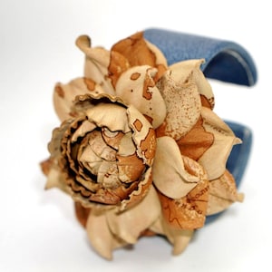 Echtes Leder tan Blume * Karte Druck * Rose Manschette Armband, Denim Jeans Farbe Leder bedeckt Metall basierte offene Manschette, echt Leder Schmuck