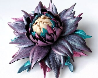 Broche fleur dahlia en cuir irisé argent caméléon exclusif OU breloque de sac OU pince à cheveux/barette française | Cuir fait main, Ukraine