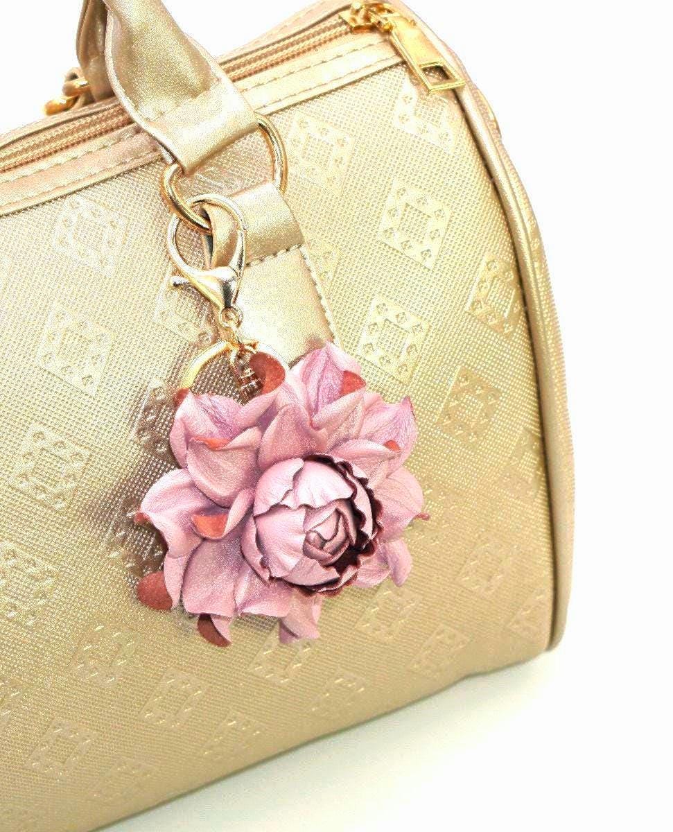 レザーローズバッグチャーム：ハンドメイドのピンクの花の財布クリップ
