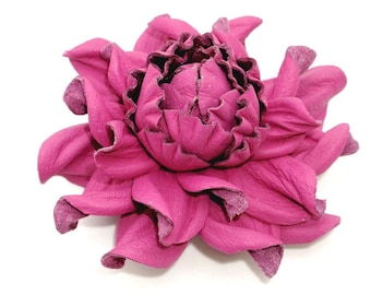 Magenta leren bloemenbroche – Handgemaakte tasbedel met bloemen