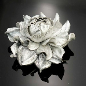 Silber Leder Blumen Brosche / Silber Leder Blumen Taschenanhänger - Echtleder Schmuck aus der Ukraine