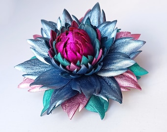 Staalblauwe leren tasbedel dahlia: handgemaakte kwast met bloemen