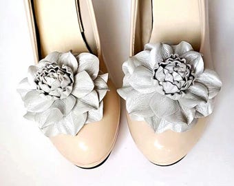 Perlweiße Leder-Rosen-Schuhclips: Handgefertigtes Blumen-Pumps-Accessoire