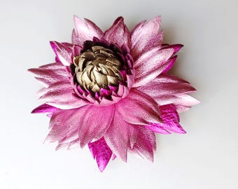 Roze metallic leren dahliabroche: handgemaakte bloemspeld, tasbedel, haarspeld