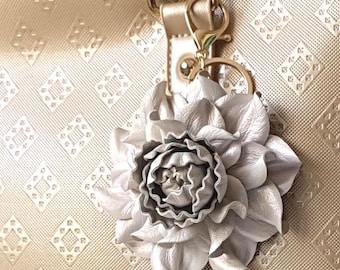Flor de cuero personalizada: elige el color y el estilo: broche, colgante para bolso o gancho para colgar 2 en 1.