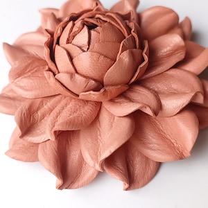 Peach Fuzz echte leren roos tasbedel, roze fuzz echte leren bloemenbroche, portemonnee kwastje| Verjaardagscadeau voor haar