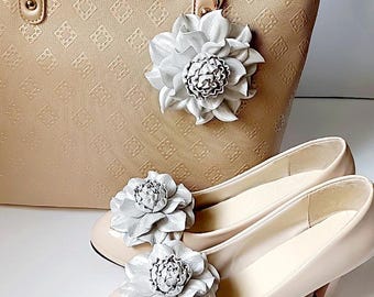 Conjunto de flores de cuero: colgante para bolso o broche y clips para zapatos, accesorio floral neutro para regalo.