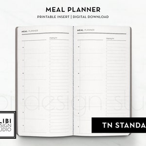Peut inclure: Un insert de planificateur de repas imprimable pour un carnet de voyage. L'insert comporte deux pages avec un planificateur de repas vierge sur chaque page. Le texte "MEAL PLANNER" est en haut de chaque page. Le texte "TN STANDARD" est en bas de la page de droite.