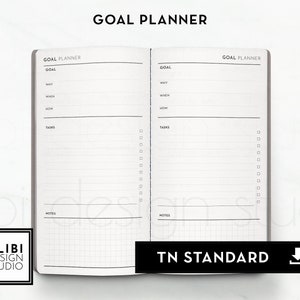 Puede incluir: Un planificador de objetivos en blanco y negro con el texto "GOAL PLANNER" en la parte superior de cada página. El planificador tiene secciones para el objetivo, el por qué, el cuándo, el dónde, el cómo, las tareas y las notas. La sección de notas tiene un patrón de cuadrícula.