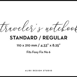 K&ouml;nnte beinhalten: Wei&szlig;er Hintergrund mit schwarzem Text, der "traveler's notebook" lautet. Darunter steht "STANDARD / REGULAR". Die Abmessungen sind 110 x 210 mm und 4,33" x 8,25". Der Text "Fits Foxy Fix No 6" ist ebenfalls enthalten. Unten steht "ALIBI DESIGN STUDIO".