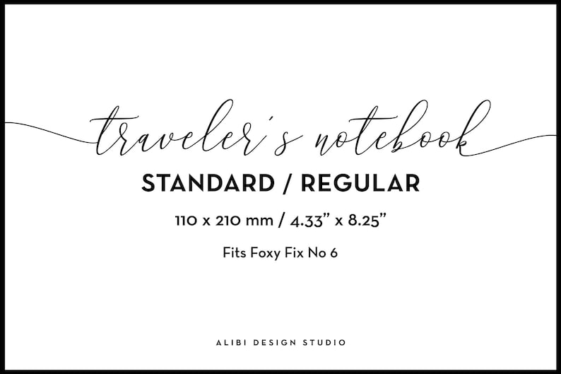 K&ouml;nnte beinhalten: Wei&szlig;er Hintergrund mit schwarzem Text, der "traveler's notebook" lautet. Darunter steht "STANDARD / REGULAR". Die Abmessungen sind 110 x 210 mm und 4,33" x 8,25". Der Text "Fits Foxy Fix No 6" ist ebenfalls enthalten. Unten steht "ALIBI DESIGN STUDIO".