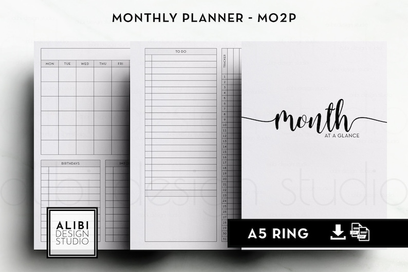 Op de afbeelding: Een zwart-wit maandplanner met secties voor takenlijsten, een kalender en een tracker. De omslag leest "month at a glance" in een handschrift. De planner is een A5-ring.